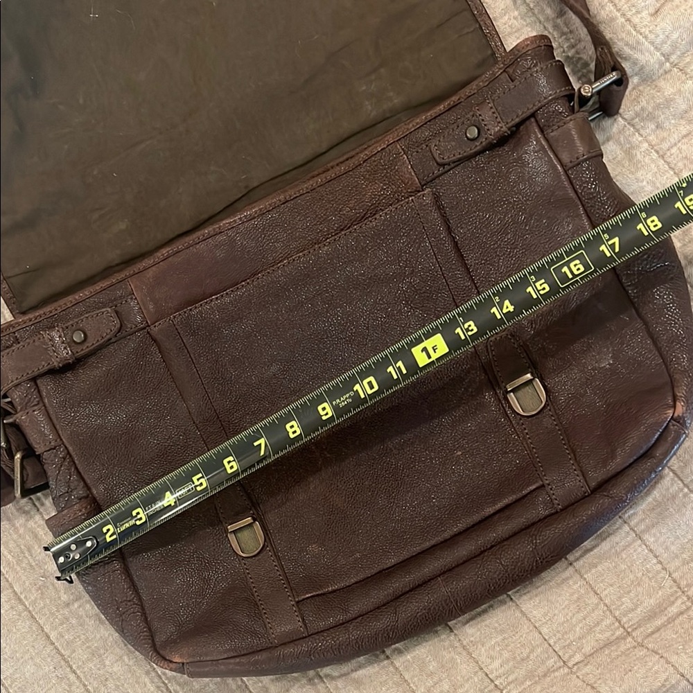 Fossil Brown Leather Messenger Bag with Classic Design - Picture 8 of 9